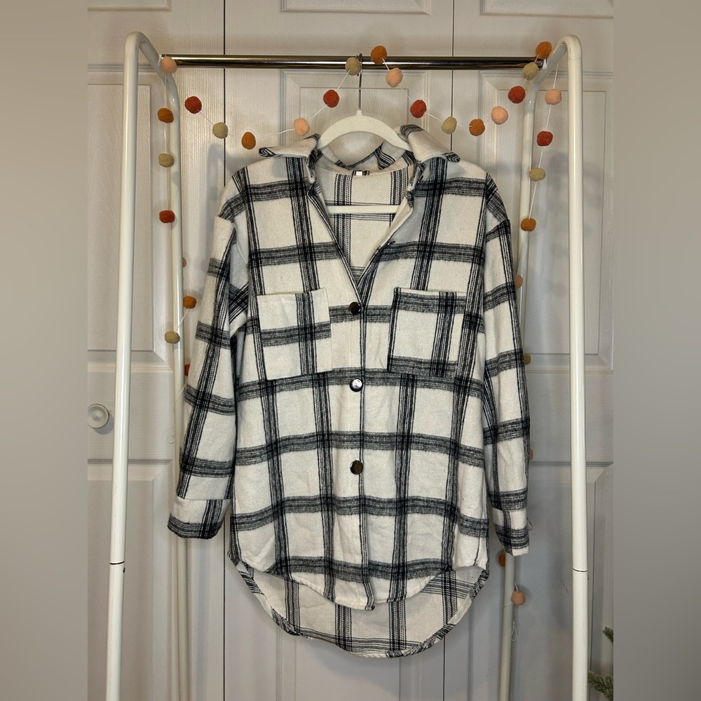 ✨Retro Chic Oversized Plaid Flannel Button Up Shacket Jacket Shirt Black White - Picture 2 of 6